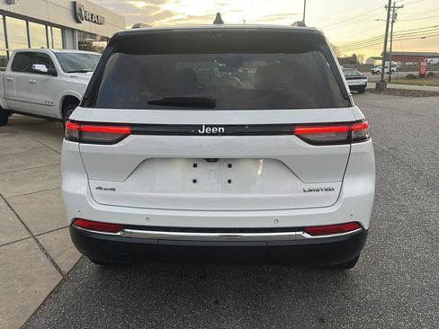 Used 2023 Jeep Grand Cherokee Limited w/ Luxury Tech Group II AWD/4WD image 10