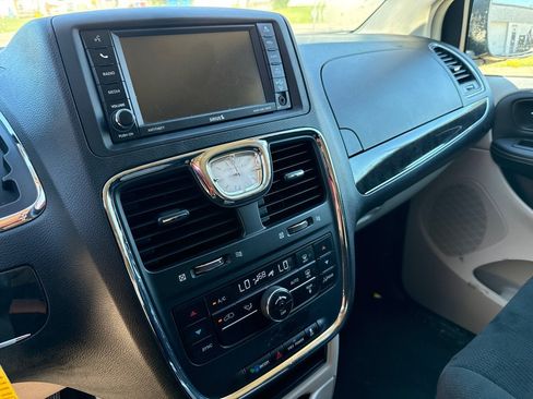 Used 2012 Chrysler Town & Country Touring FWD image 15