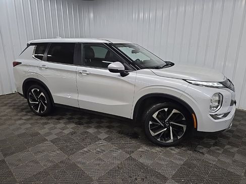 Used 2022 Mitsubishi Outlander SE image 1