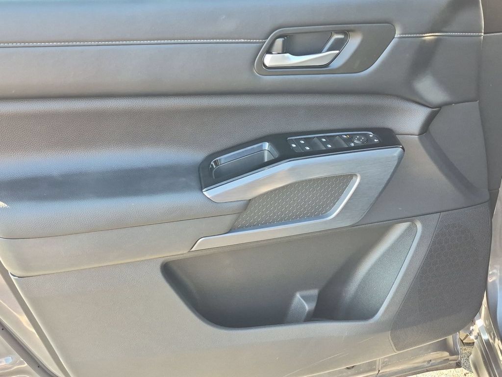 Used 2025 Nissan Pathfinder SL AWD/4WD image 12