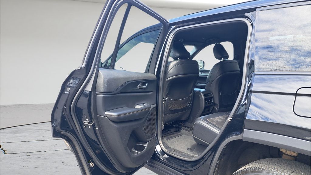 Used 2023 Jeep Grand Cherokee Altitude AWD/4WD image 11