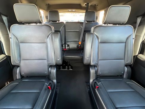 Used 2023 Chevrolet Suburban Premier AWD/4WD image 27