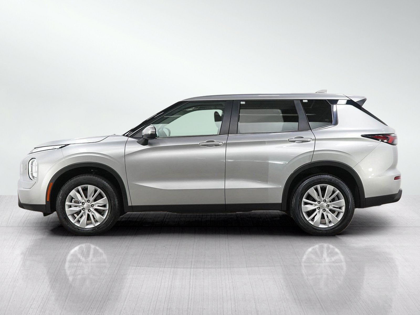 Used 2025 Mitsubishi Outlander ES AWD/4WD image 2