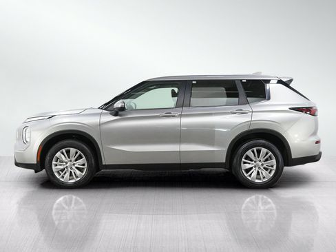 Used 2025 Mitsubishi Outlander ES AWD/4WD image 2