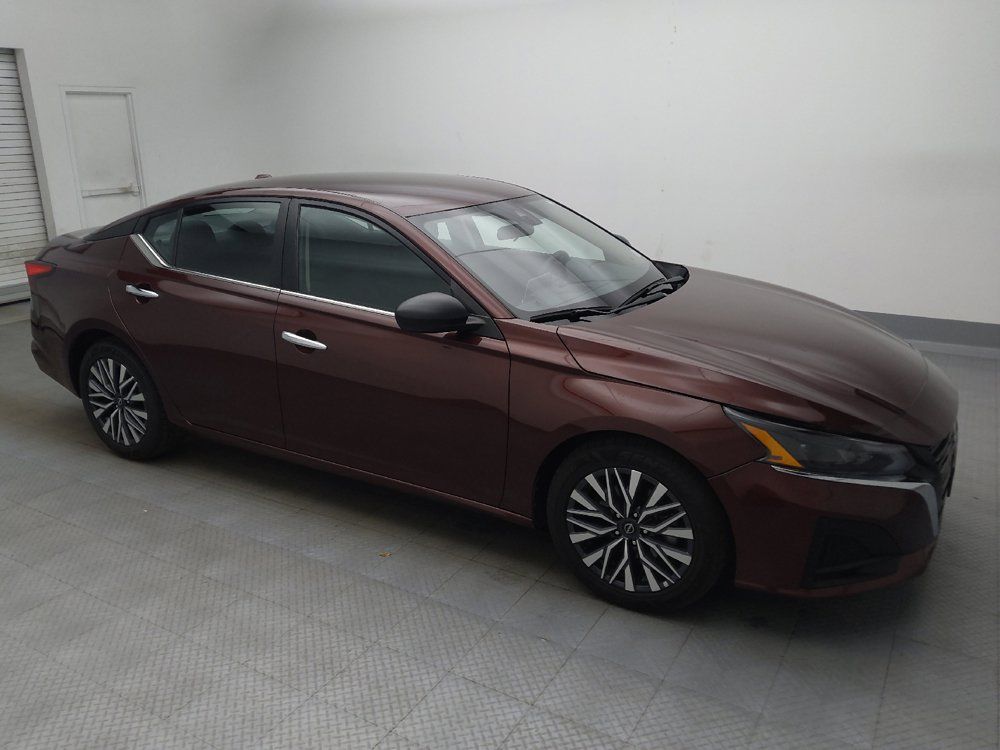 Used 2025 Nissan Altima 2.5 SV FWD image 11