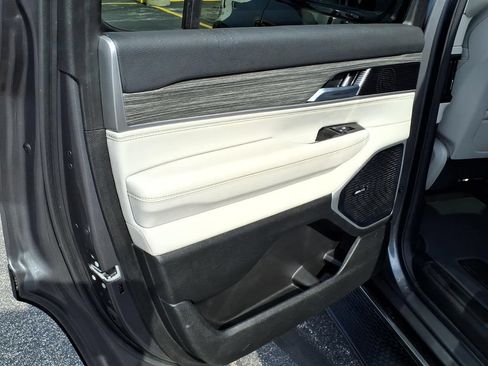 Used 2022 Jeep Wagoneer Series II w/ Premium Group I AWD/4WD image 11