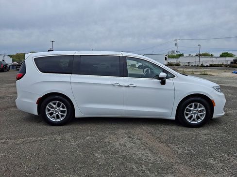 Used 2023 Chrysler Pacifica Touring-L FWD image 13