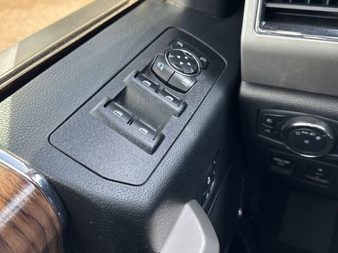 Used 2020 Ford F150 Lariat image 33