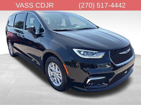 New 2026 Chrysler Pacifica Select image 3