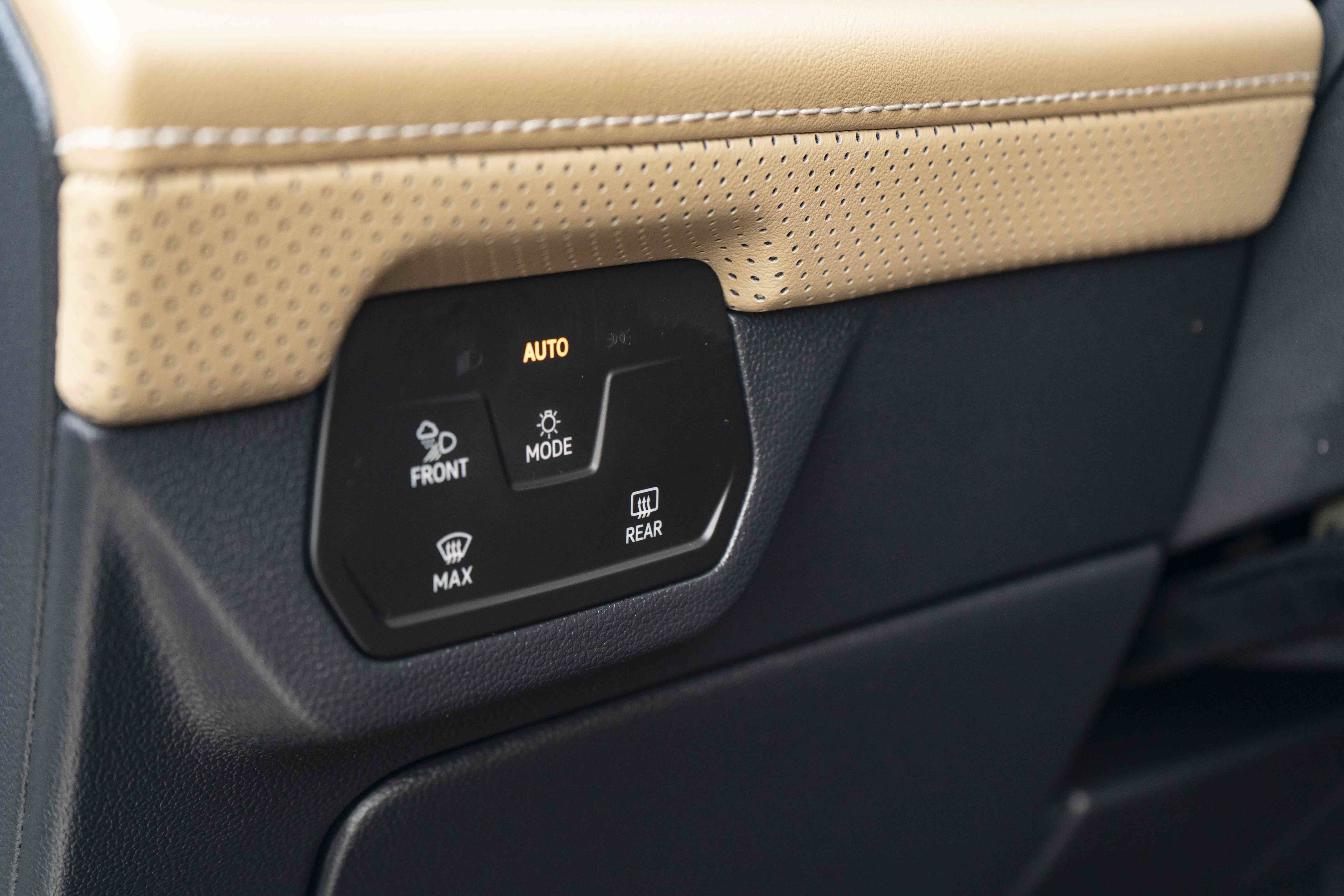 Certified 2024 Volkswagen Atlas Cross Sport SE FWD image 32