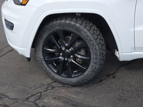 Used 2019 Jeep Grand Cherokee Altitude image 25