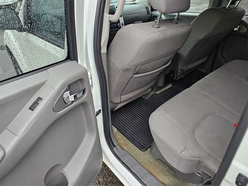 Used 2016 Nissan Frontier SV image 9