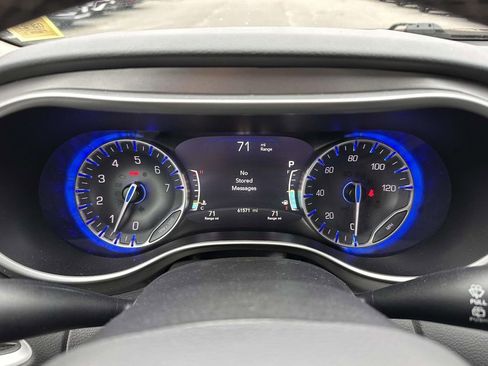 Used 2023 Chrysler Pacifica Touring-L FWD image 19
