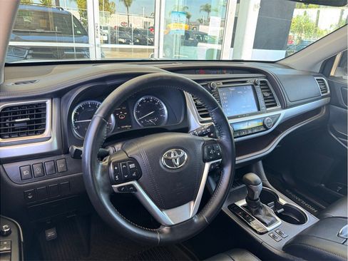 Used 2017 Toyota Highlander XLE FWD image 26