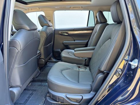 Used 2025 Toyota Highlander Platinum AWD/4WD image 46