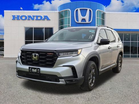 Used 2025 Honda Pilot TrailSport image 5