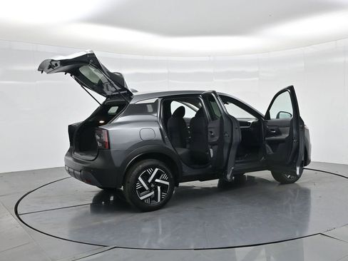 Used 2025 Nissan Kicks SV image 4