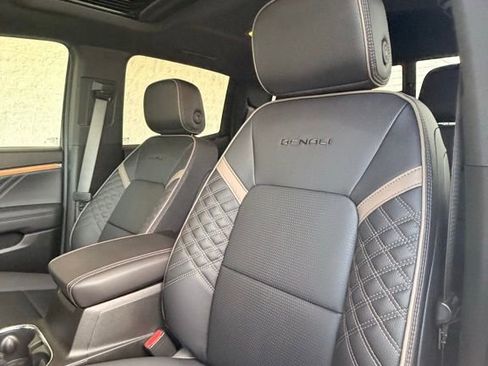 Used 2024 GMC Canyon Denali image 2