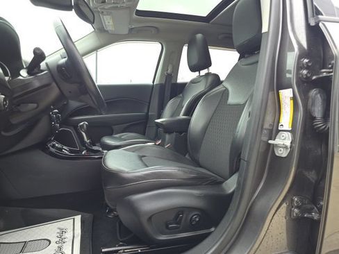 Used 2018 Jeep Compass Latitude w/ Popular Equipment Group AWD/4WD image 9