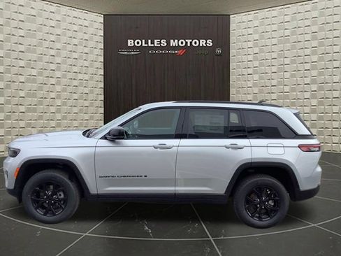 New 2025 Jeep Grand Cherokee 4WD image 5