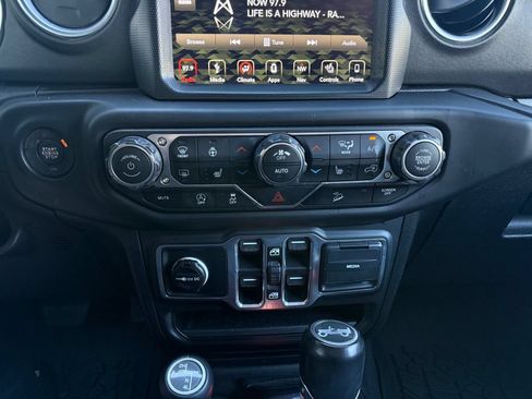 Used 2018 Jeep Wrangler Unlimited Sahara w/ Uconnect 4C Nav & Sound Group AWD/4WD image 28
