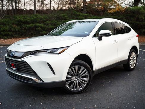 Used 2022 Toyota Venza XLE image 1