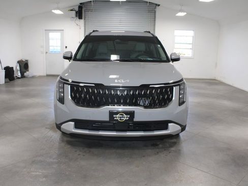 Used 2025 Kia Carnival EX image 3