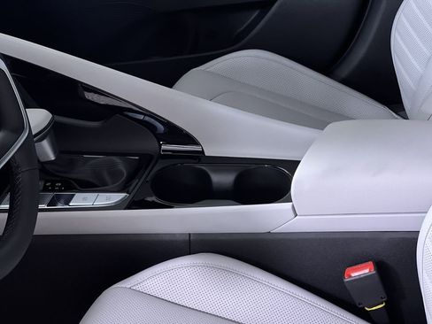 New 2025 Hyundai Elantra Limited image 22