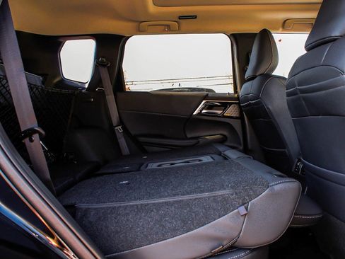 New 2025 Mitsubishi Outlander SE image 34