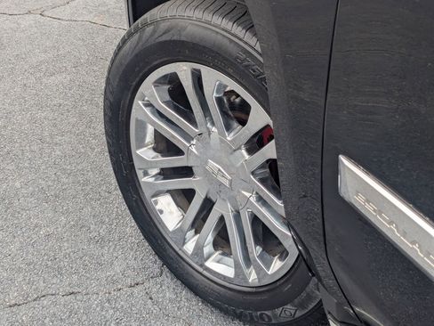 Used 2019 Cadillac Escalade Luxury AWD/4WD image 9