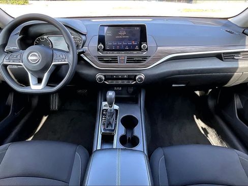 Used 2025 Nissan Altima 2.5 SV FWD image 8