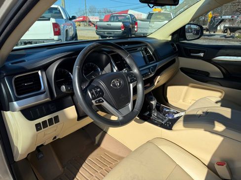 Used 2014 Toyota Highlander XLE image 10