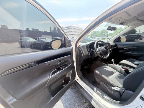 Used 2020 Mitsubishi Outlander ES FWD image 8