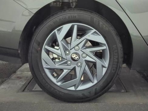 Used 2025 Hyundai Elantra Hybrid FWD image 11