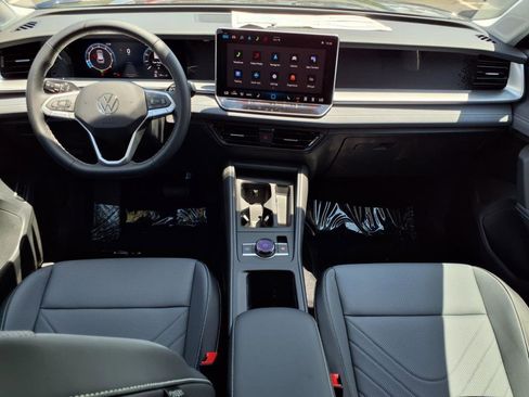 New 2025 Volkswagen Tiguan SE image 17
