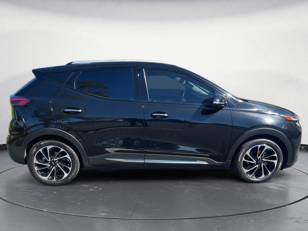 Used 2022 Chevrolet Bolt EUV Premier w/ Sun & Sound Package FWD image 4