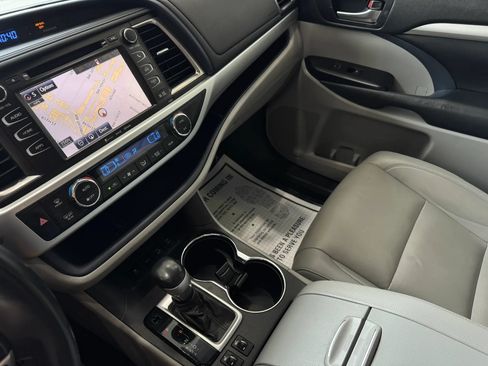Used 2019 Toyota Highlander XLE AWD/4WD image 18