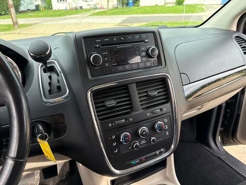 Used 2013 Dodge Grand Caravan SXT w/ UConnect Hands-Free Group FWD image 17
