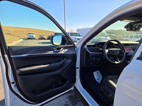 Used 2025 Jeep Grand Cherokee L Limited image 11