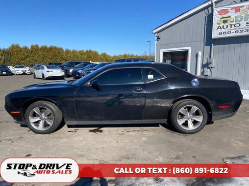 Used 2015 Dodge Challenger SXT image 2