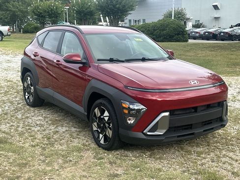 Used 2025 Hyundai Kona SEL FWD image 3