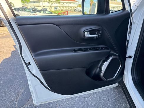 Used 2023 Jeep Renegade Latitude AWD/4WD image 27