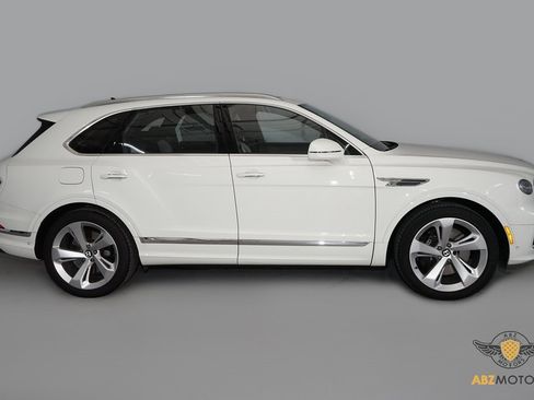 Used 2023 Bentley Bentayga Plug-In Hybrid image 4