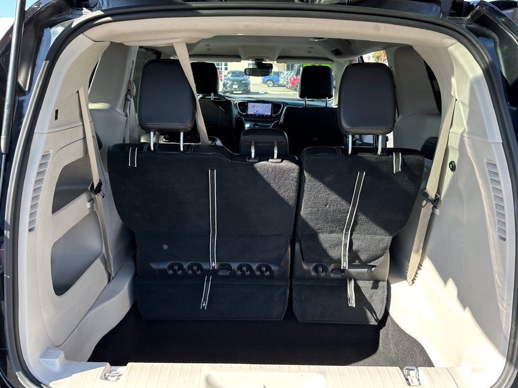 Used 2023 Chrysler Pacifica Touring-L FWD image 21