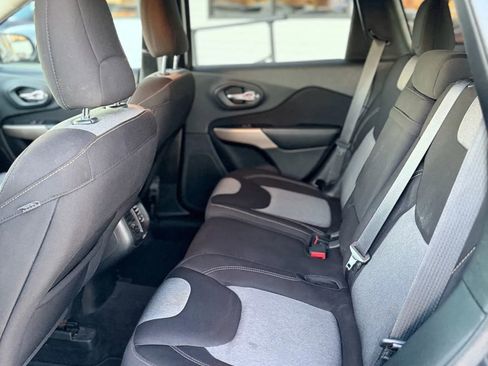 Used 2017 Jeep Cherokee Sport image 13