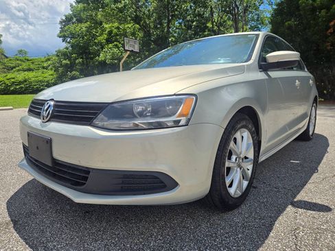 Used 2011 Volkswagen Jetta SE FWD image 1