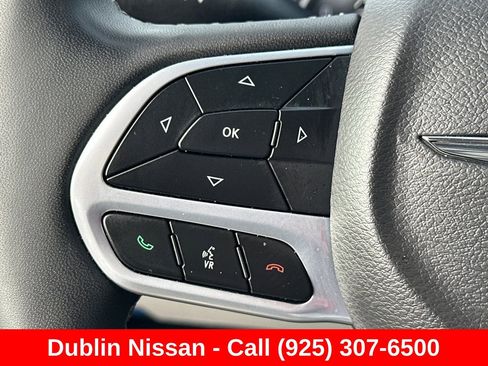 Used 2022 Chrysler Pacifica Touring-L FWD image 38