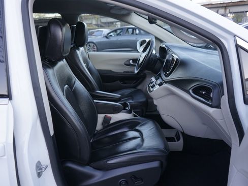 Used 2022 Chrysler Pacifica Touring-L w/ Uconnect Theater Family Group image 20