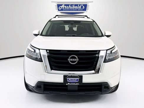 Used 2022 Nissan Pathfinder SV image 2