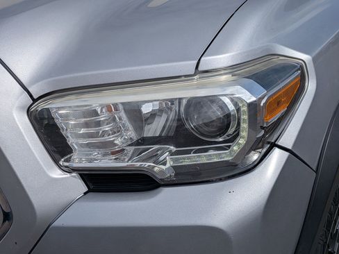 Used 2017 Toyota Tacoma SR5 AWD/4WD image 12
